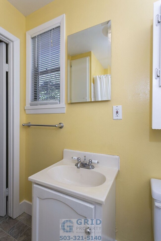 Building Photo - 2 Bedroom Home Available in Southeast Port...