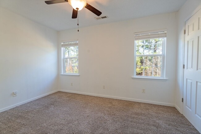 Building Photo - Move-In Ready Townhome Near Camp Lejeune