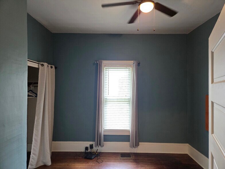 Spare Bedroom - 905 E Holston Ave