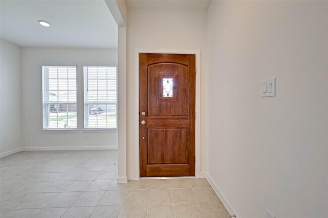 Building Photo - 8022 Pinebrook Arbor Ct