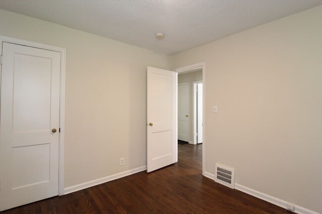 Building Photo - 2 Bedroom 1 Bath Home in Mission Kansas