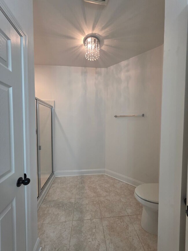 Building Photo - Hendersonville one level villa community amenities included