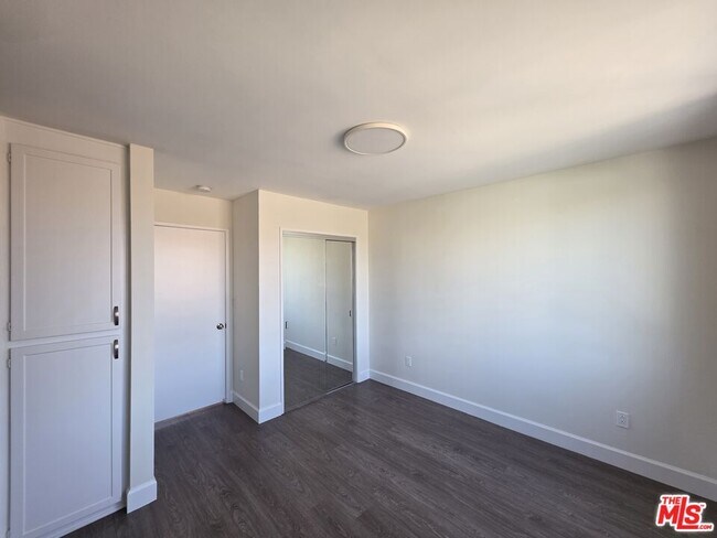 Building Photo - 2638 S Barrington Ave
