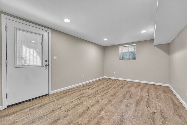 Building Photo - $1,300.00, 1 bed, 1 bath, located in Denver.