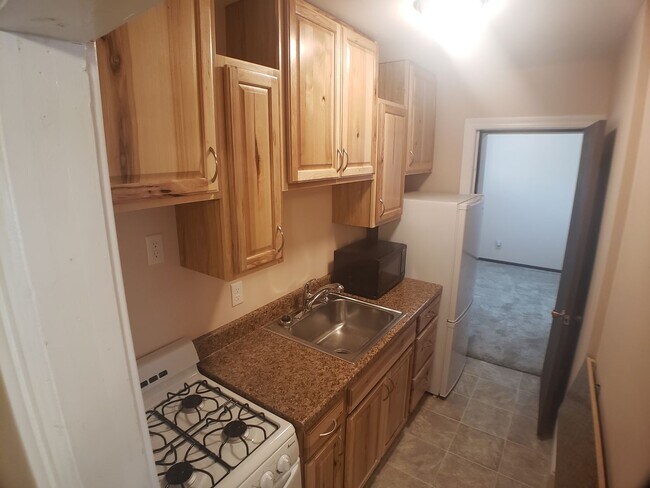 Building Photo - 1 Bedroom 1 Bath Upstairs Apartment