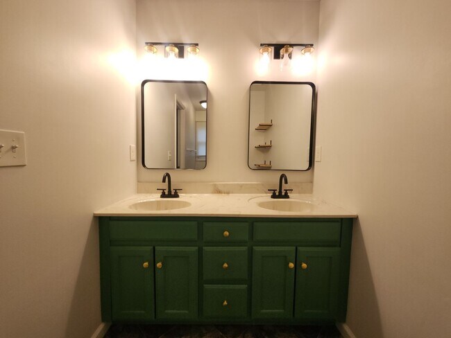 Building Photo - Updated 3 Bed / 2 Bath Ranch – Minutes to ...