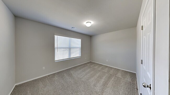 Building Photo - Very Nice 3 Bedroom 2 Bath Home in Yukon Schools