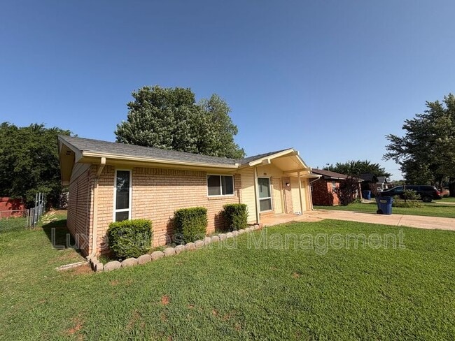 Building Photo - 205 S Meadow Ln