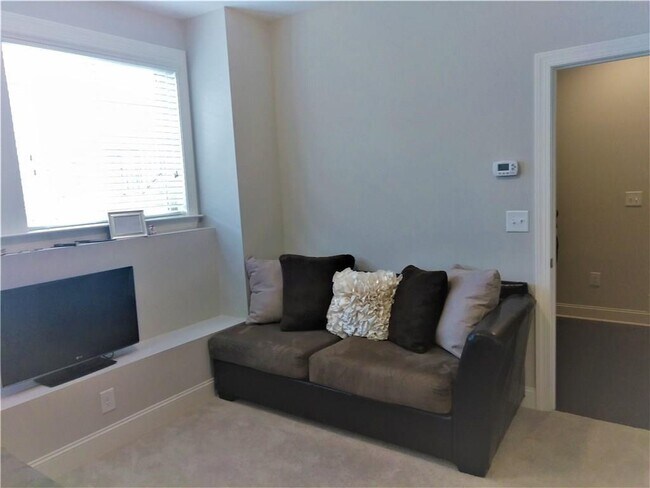 Building Photo - 4475 Donahue Ave