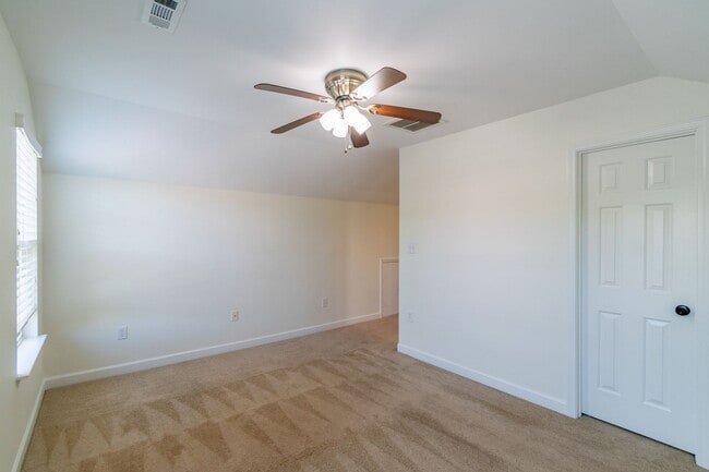 Building Photo - Charming End-Unit Townhome with Prime Loca...