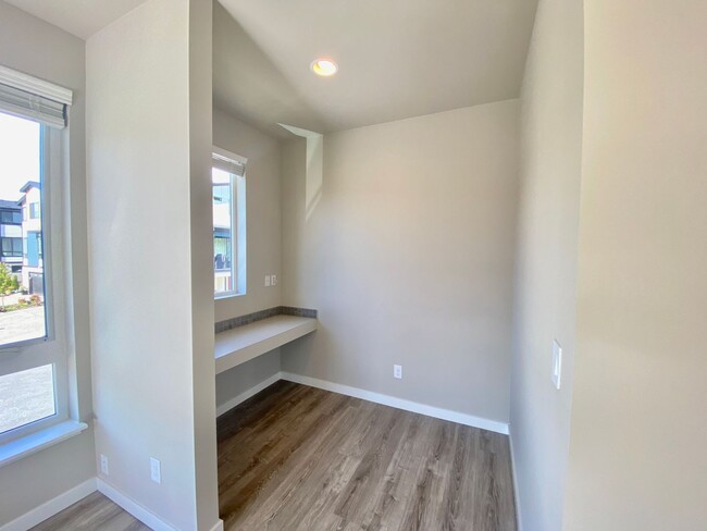 Building Photo - Beautiful Modern Townhome in Everett