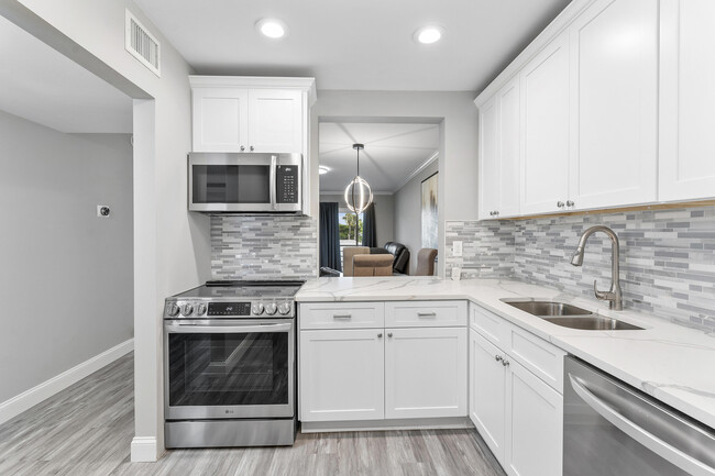Building Photo - 118 Lake Constance Dr