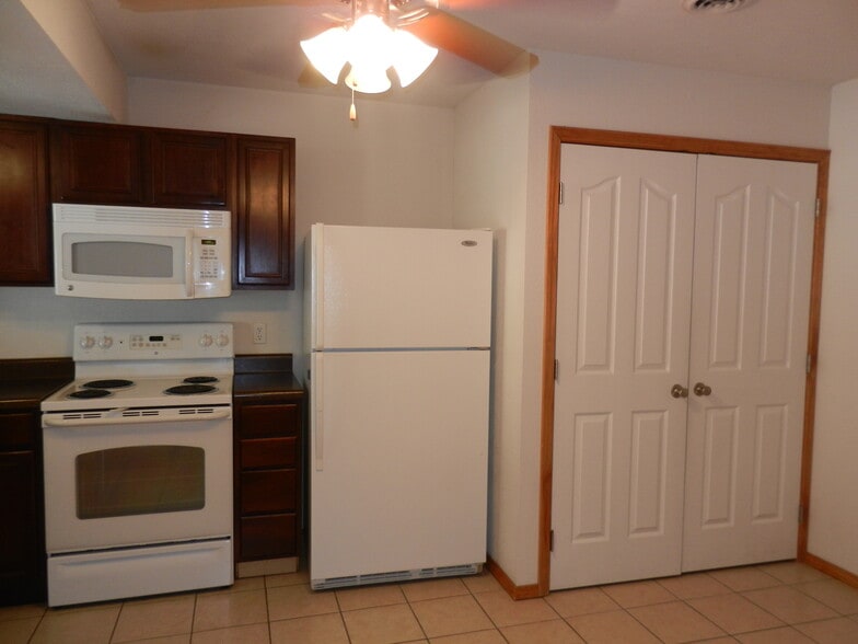 Kitchen - 707 Savannah Ave