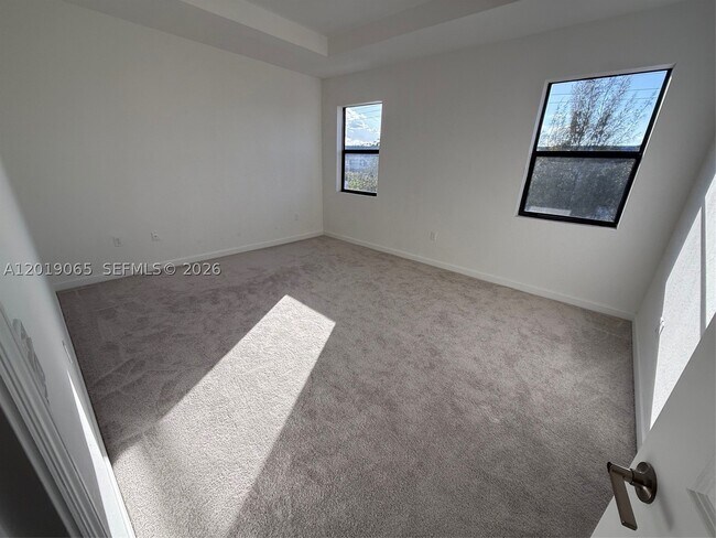 Building Photo - 4957 Oakmont Dr