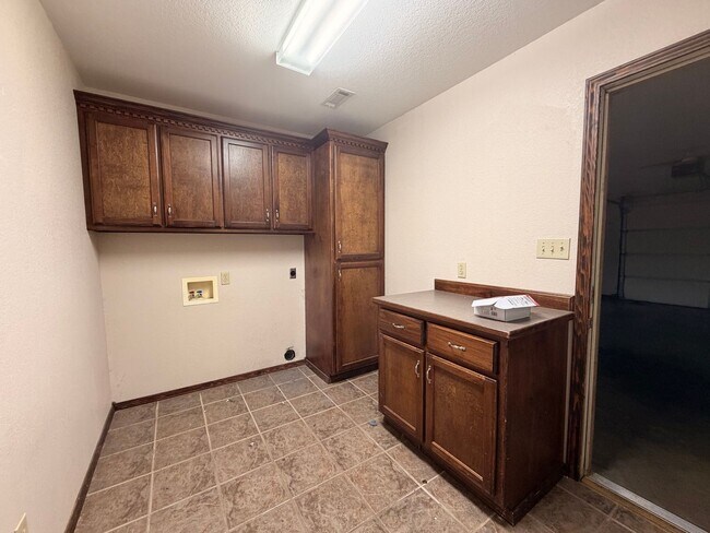 Building Photo - Discover this spacious 3-bedroom, 2-bathroom home in Russellville, AR.