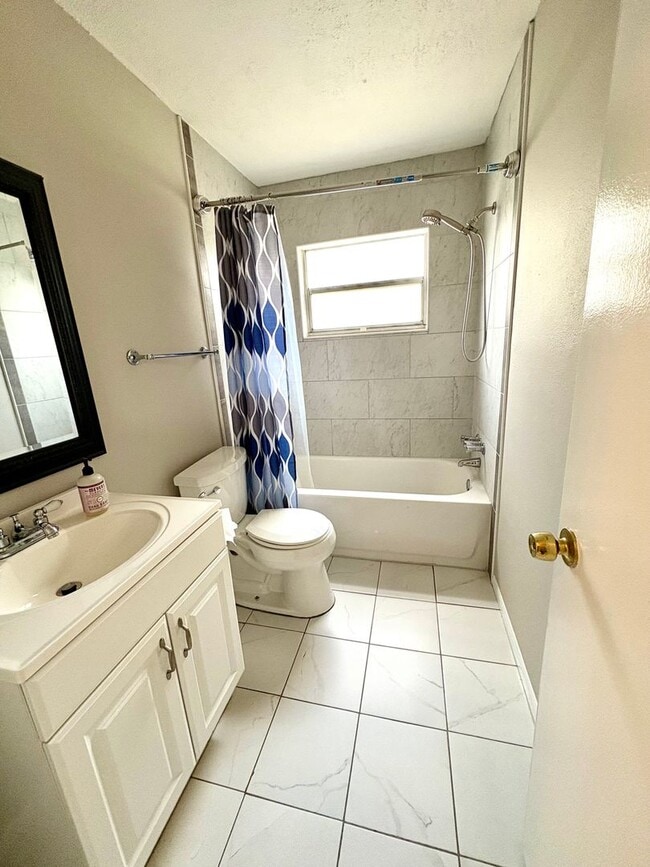 Building Photo - Beautiful 2/2 Available now!