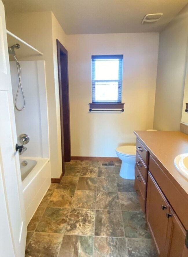 Building Photo - Spacious 3 bedroom 2.5 bath Post Falls Duplex