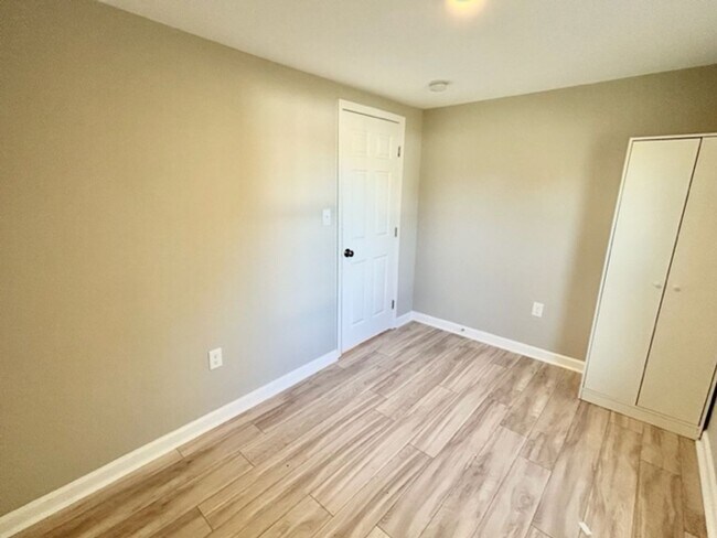 Building Photo - Fully Renovated 2 Bedroom Home in Prime Hu...
