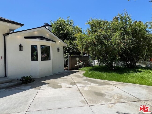 Building Photo - 13338 Magnolia Blvd