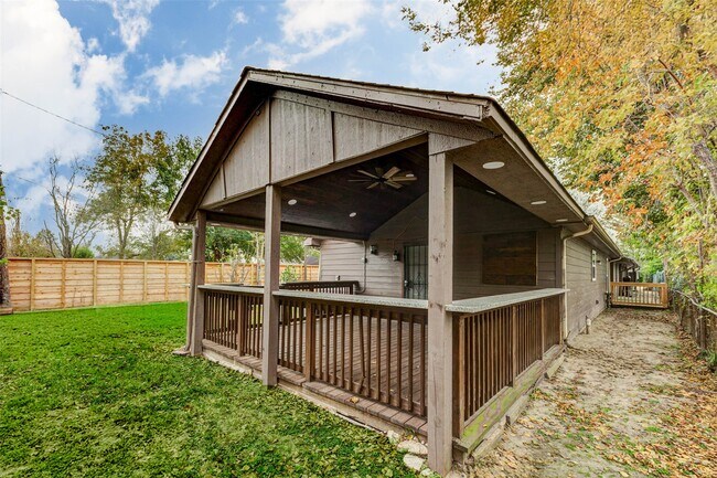 Building Photo - 7118 Karen St