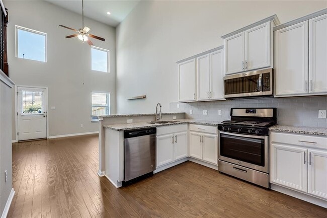 Building Photo - 2304 S Lakeline Blvd
