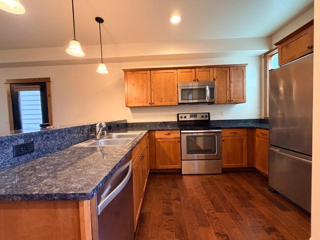 Building Photo - Beautiful 2 Bed, 1.5 Bath Townhouse with Bridger Views, Pets OK!
