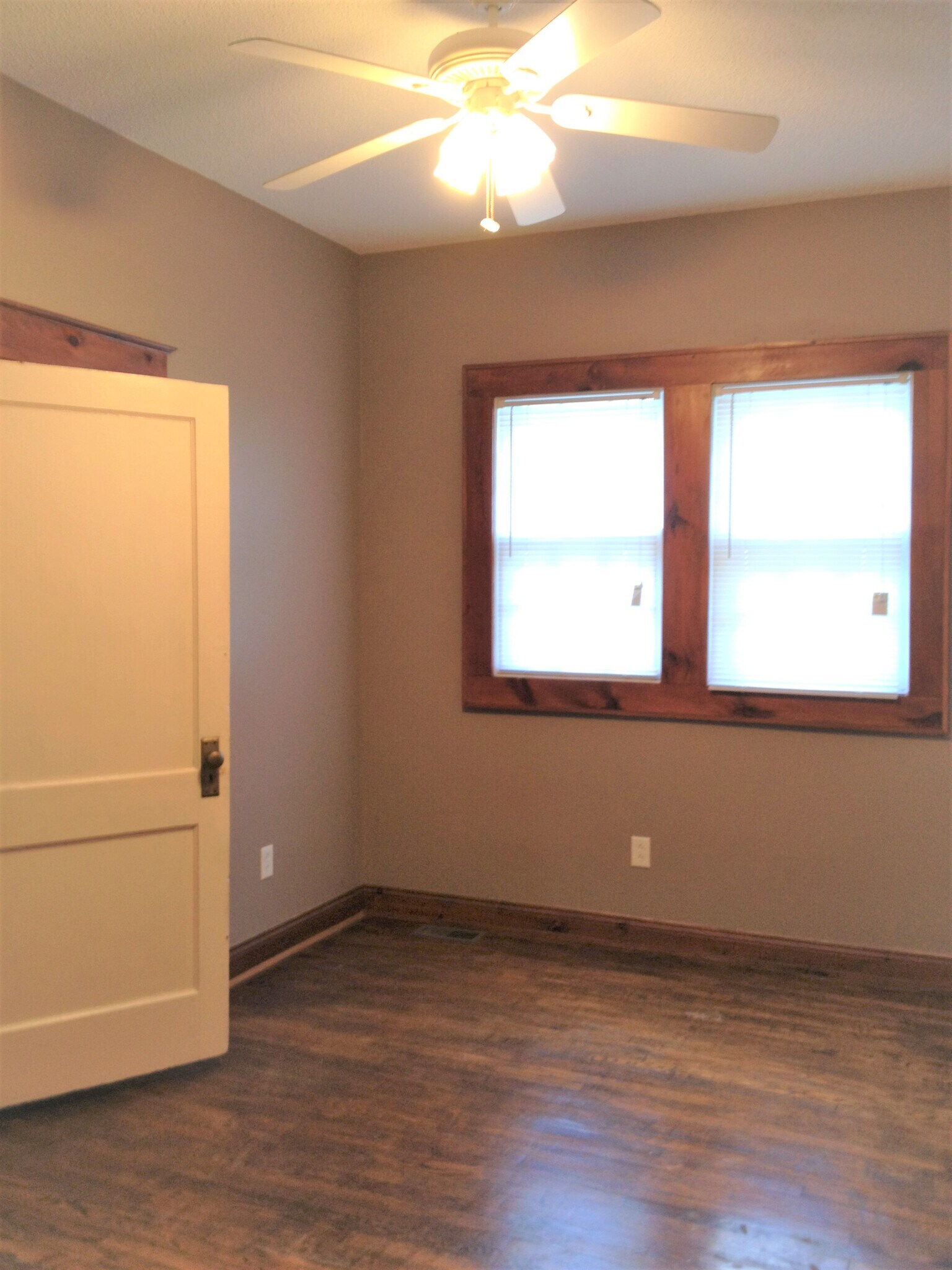 Building Photo - 923 E Hillcrest Dr
