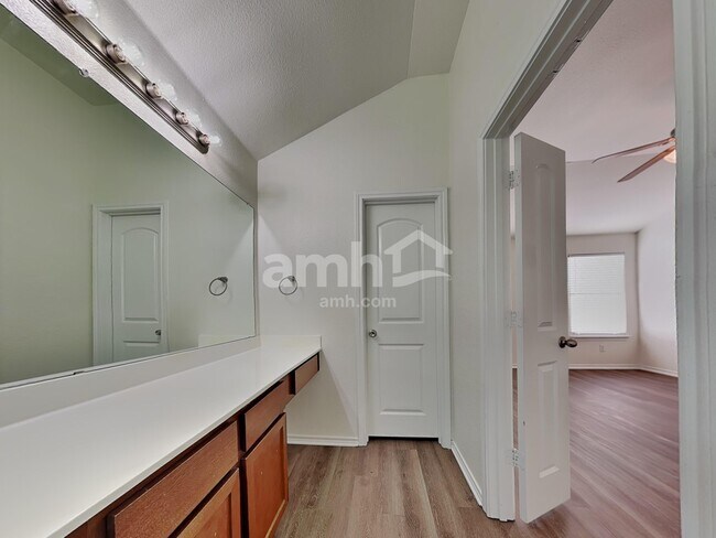 Building Photo - 924 Mesa Vista Dr