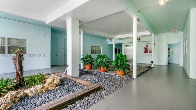 Building Photo - 2539 S Bayshore Dr