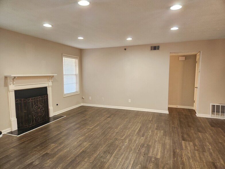 Building Photo - 4000 Riverlook Pky SE