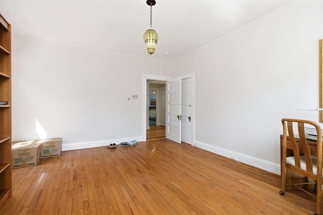 Building Photo - Stunning 5 Bedroom 2.5 Bathroom Home in Squirrel Hill