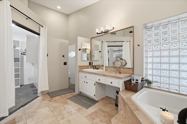 Building Photo - 1909 E Coral Tree Dr