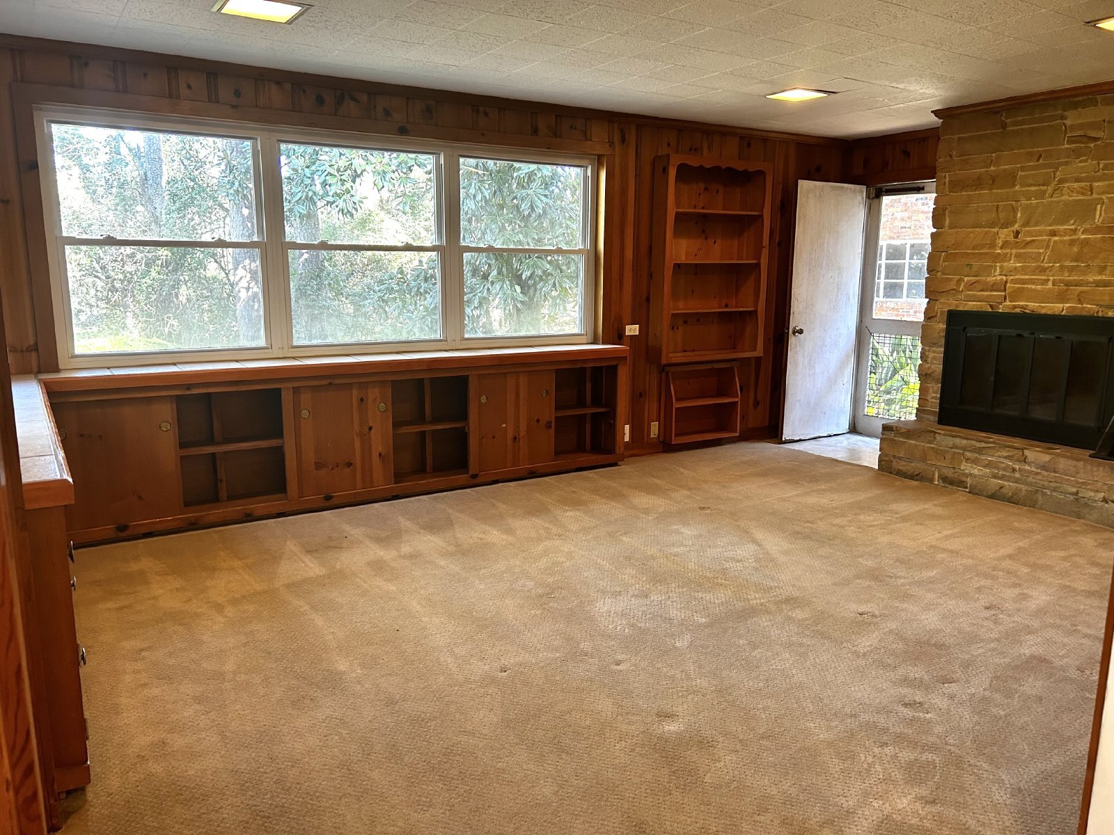 Den - 2919 Henry St