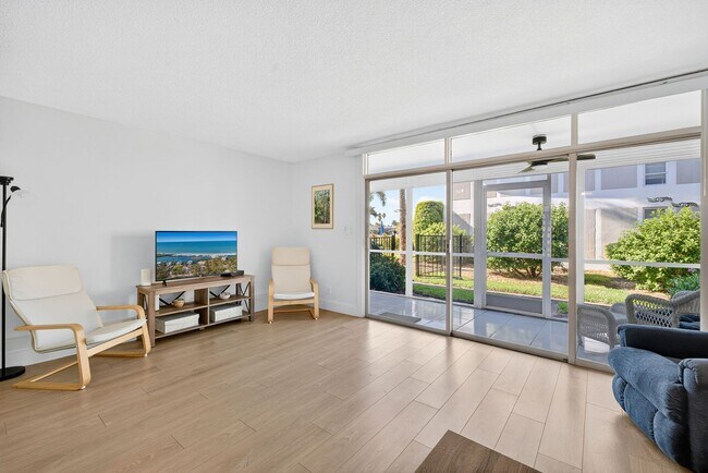 Building Photo - Vacation Rental 1 Bedroom 1 Path