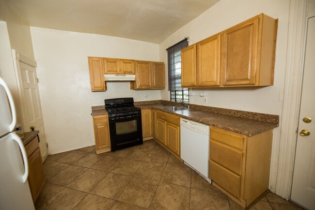 Building Photo - Charles Village 3bd/1.5ba Rowhome w/ W/D & A/C! --Available 8/14