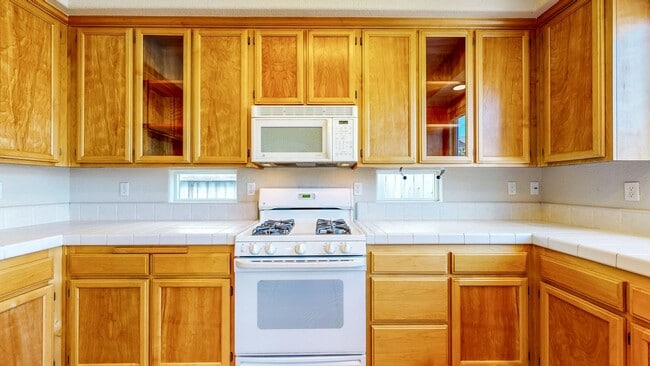 Building Photo - Bright two story 3 Bedroom 2.5 Bathroom Ho...
