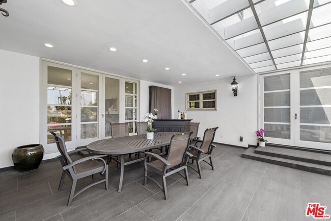 Building Photo - 910 N Crescent Dr