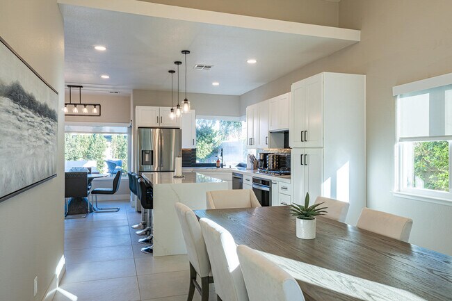 Building Photo - 40270 Eastwood Ln