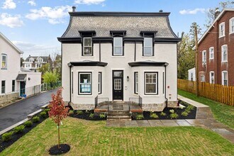 Building Photo - 472 Roxborough Ave