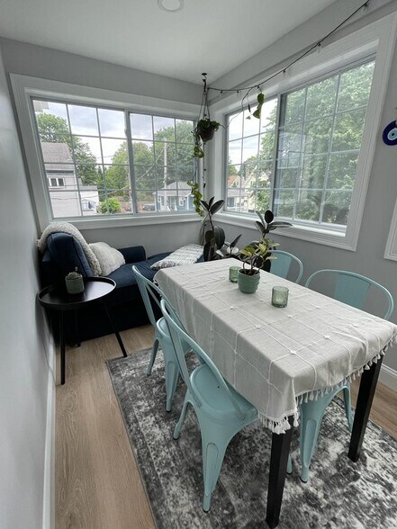 Sunroom - 15 River St
