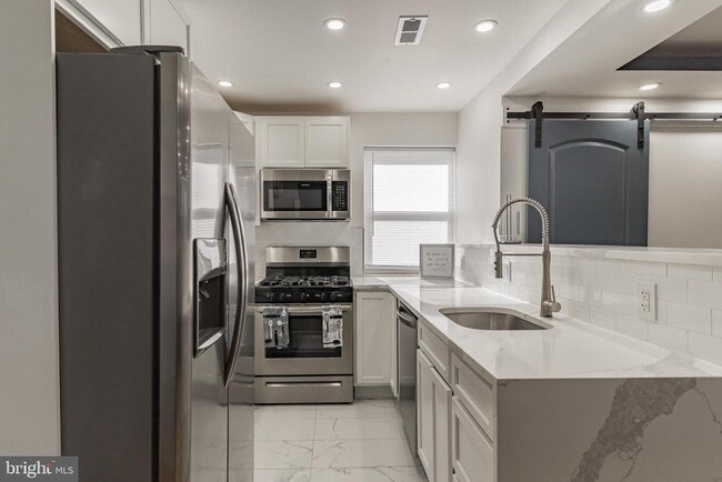 Building Photo - 1812 Woodbourne Ave