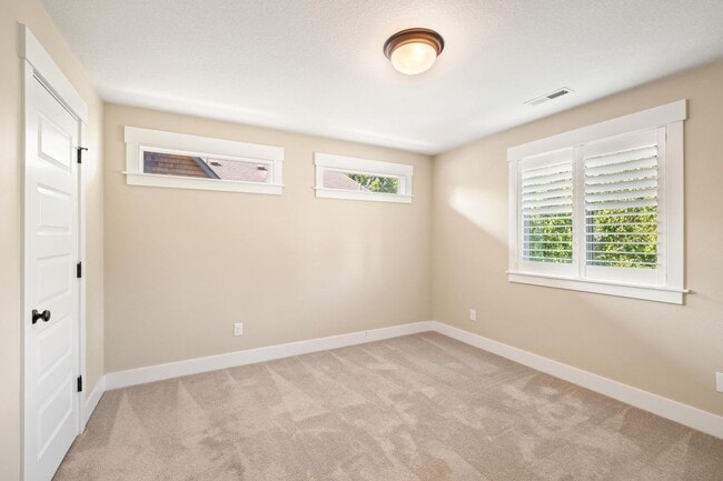 Building Photo - Spacious 4-Bedroom Dream Home – Perfect fo...