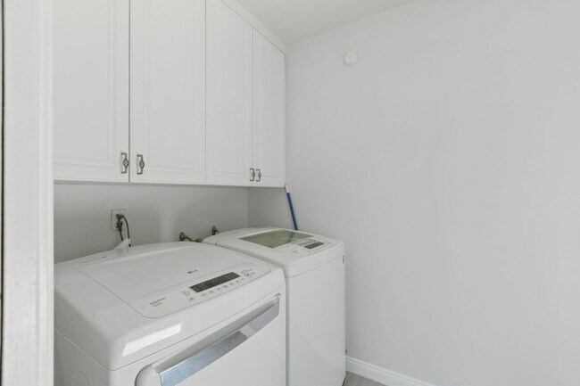 Building Photo - Beautiful 3-Bedroom Home with Pool in Tarzana!