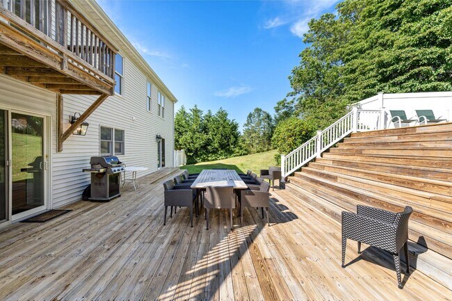 Building Photo - 20 Underhill Dr