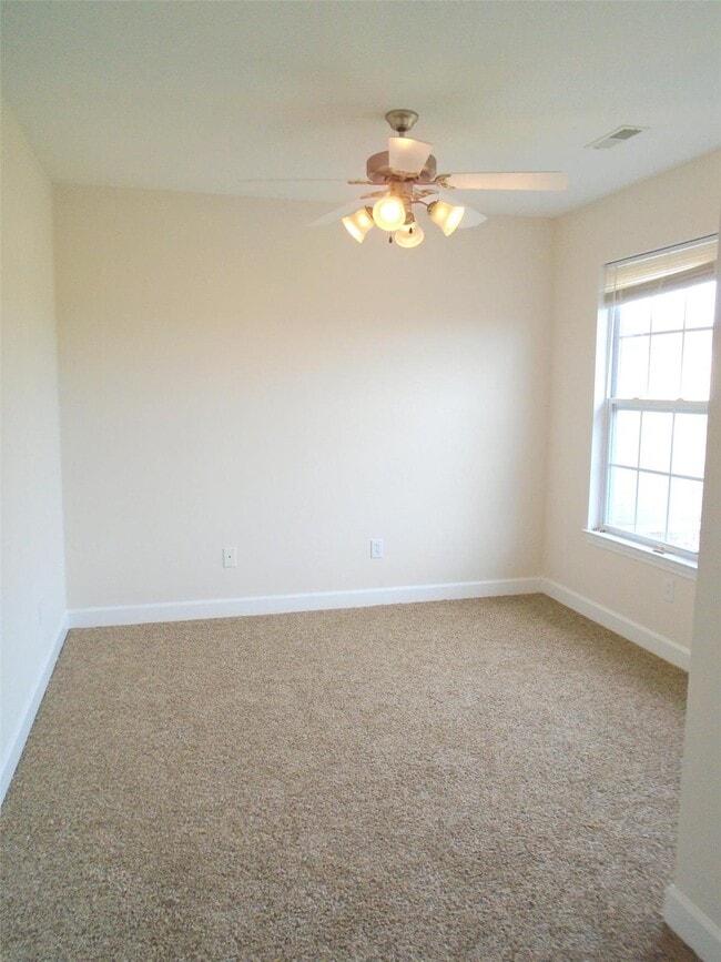 Building Photo - 706 Titan Dr