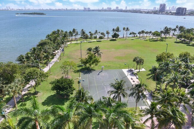 Building Photo - 2020 N Bayshore Dr