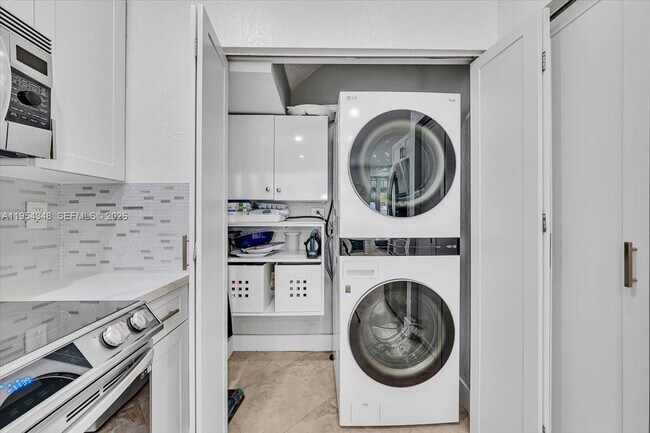 Building Photo - 773 SW 120th Ave