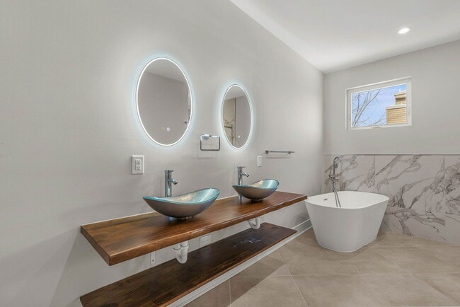 Building Photo - 1645 W Cabot St