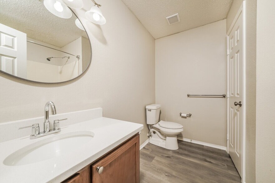 Building Photo - 2724 Woodlake Pkwy