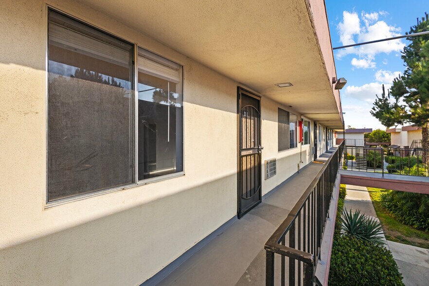 Building Photo - 4700 Clair del Ave